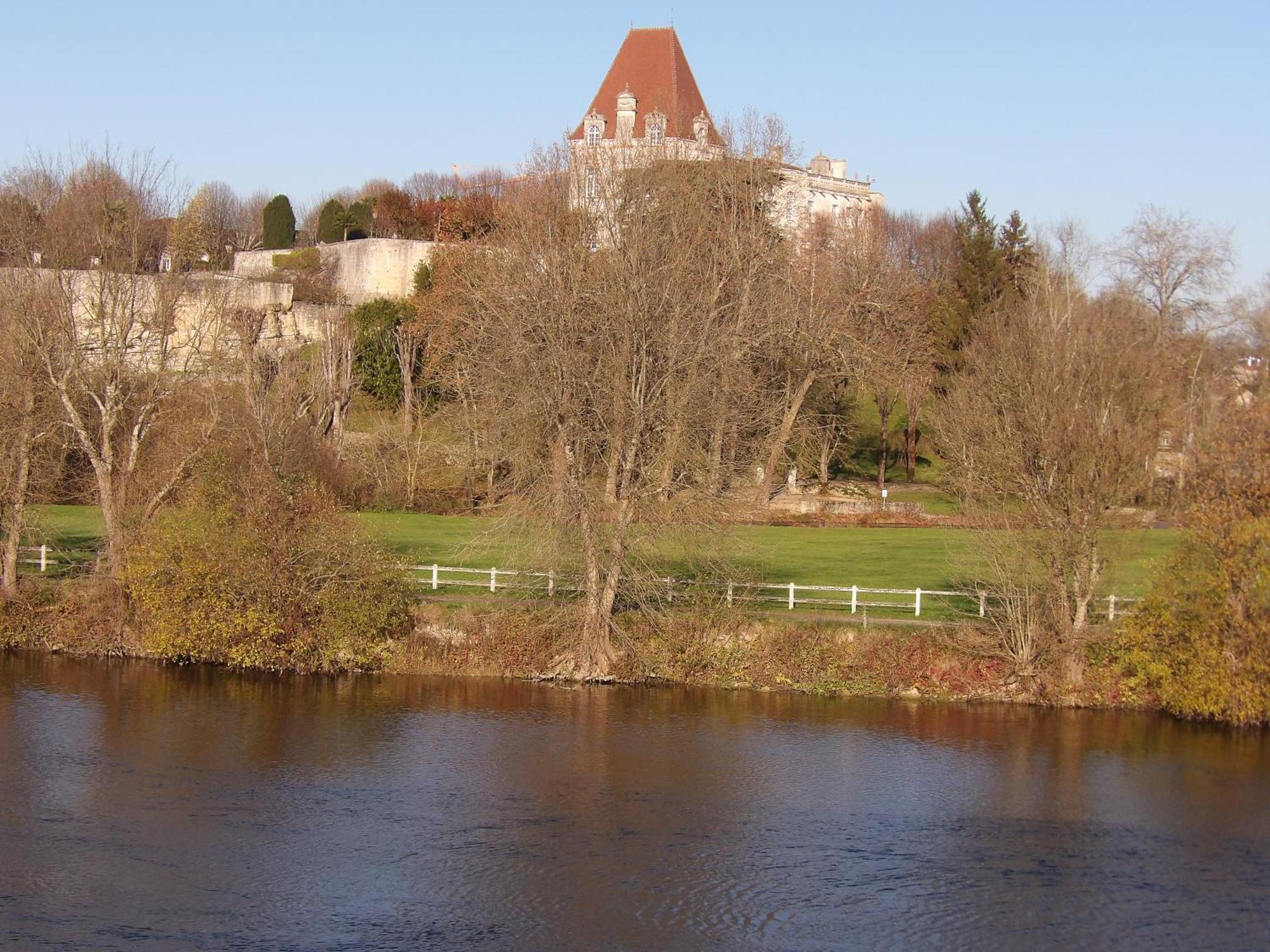 Вилла Les Pilotis Du Cognac Bourg-Charente Экстерьер фото